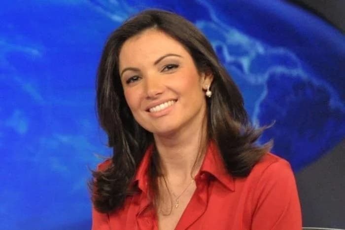 A jornalista na bancada do 'Jornal Nacional' (Foto: reprodução/Globo) A jornalista na bancada do 'Jornal Nacional' (Foto: reprodução/Globo)