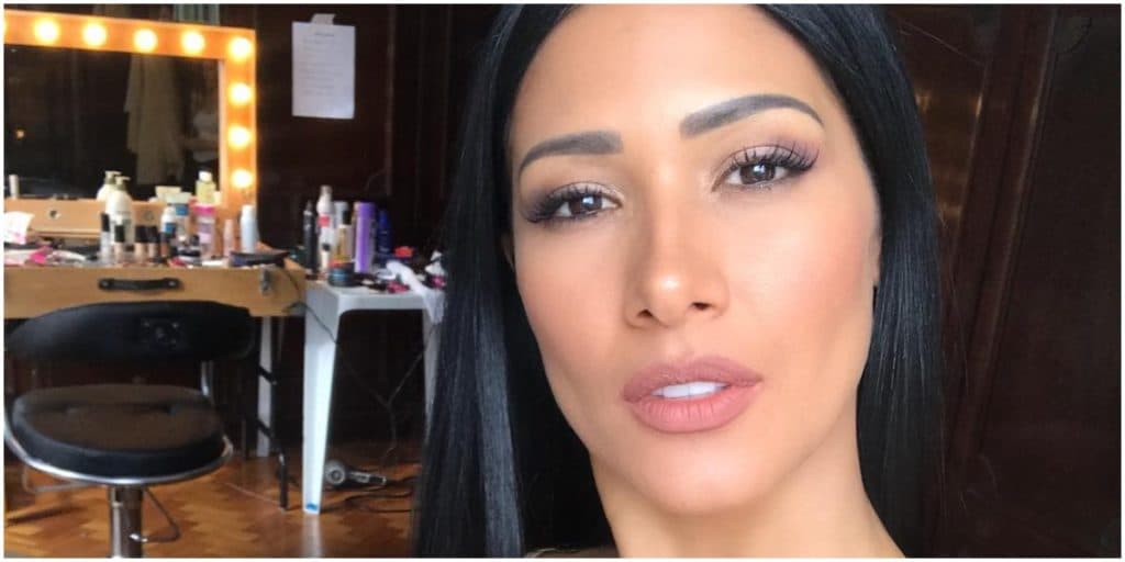 Simaria, da dupla com Simone, abusa da sensualidade e deixa parte dos seios à mostra em clique ousado: "Espetáculo"