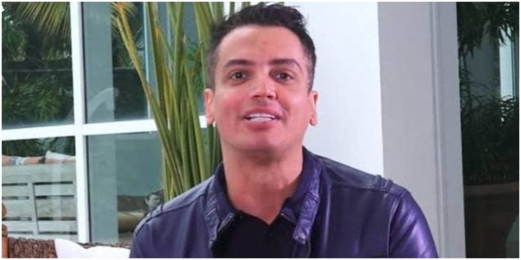 Leo Dias posa ao lado do namorado gato e faz serenata: "Foi Deus quem mandou"