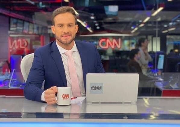 Daniel Adjuto posa na bancada do Jornal da CNN (foto: Reprodução) Daniel Adjuto posa na bancada do Jornal da CNN (foto: Reprodução)