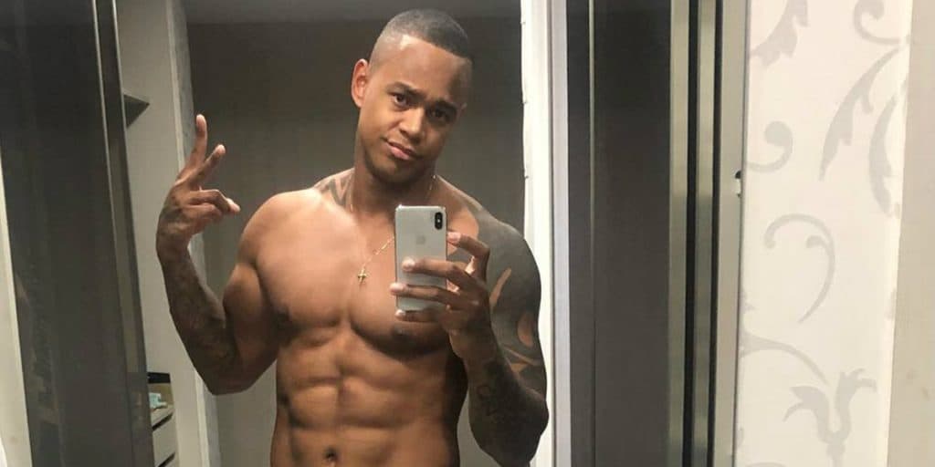 Léo Santana tem foto com bermudinha marcando tudo e tamanho e grossura escapa: "Adorei a forçadinha"