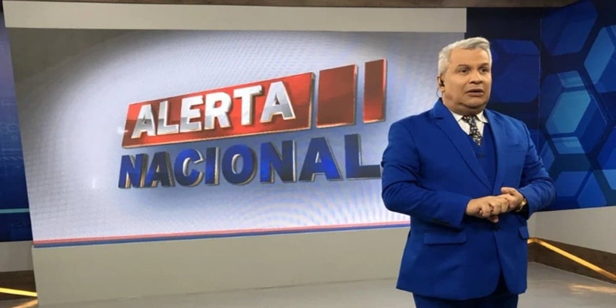Sikêra Jr. posa no estúdio do Alerta Nacional (foto: Reprodução/RedeTV!) Sikêra Jr. posa no estúdio do Alerta Nacional (foto: Reprodução/RedeTV!)