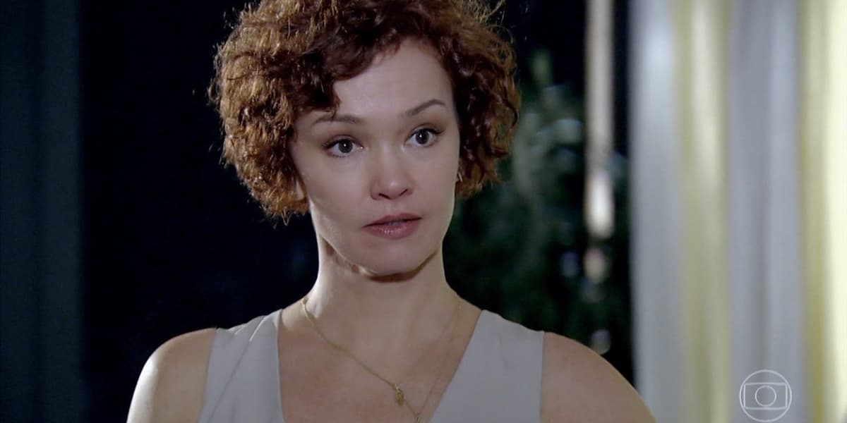 Esther (Julia Lemmertz) em cena de Fina Estampa; estilista será chamada de maluca pelo ex-marido (Foto: Reprodução/Globo) Esther (Julia Lemmertz) em cena de Fina Estampa; estilista será chamada de maluca pelo ex-marido (Foto: Reprodução/Globo)