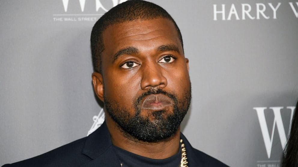 Kanye West, após ficar abaixo do esperado nas pesquisas presidenciais, anuncia desistência da candidatura: "fora"