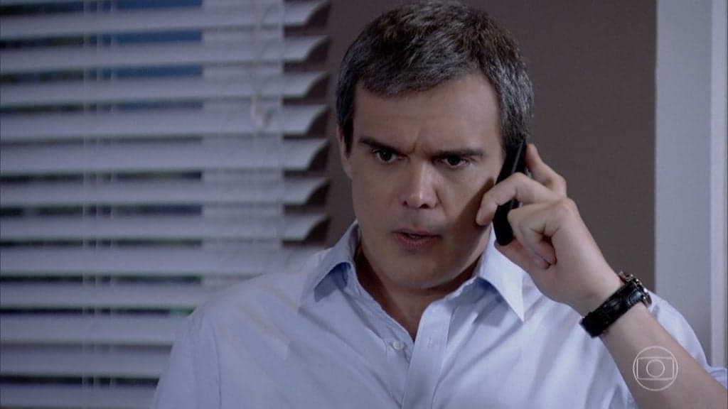 Fina Estampa - René treme na base ao receber premonição horripilante: "Decepção"