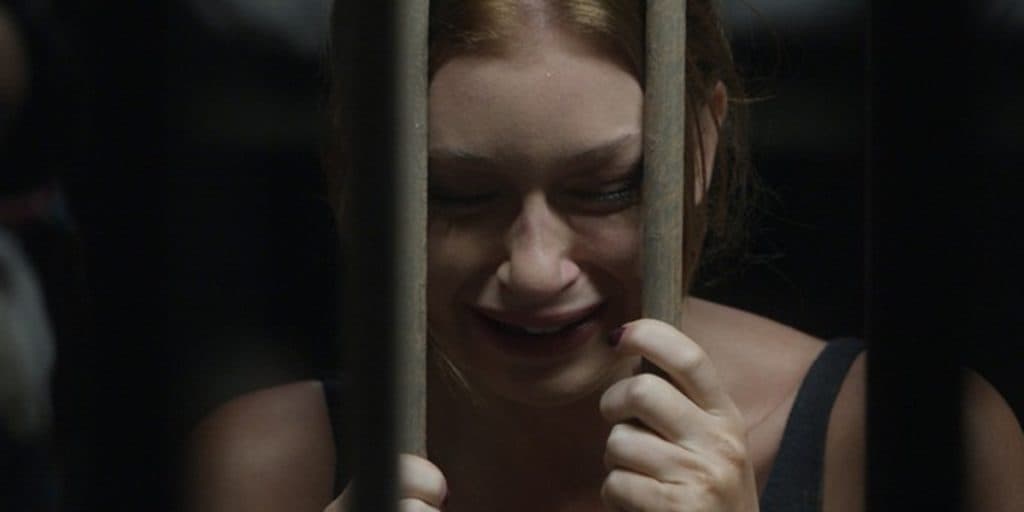 Gilda se vinga de Eliza a abandonando na cadeia em Totalmente Demais