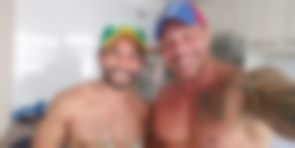 Ex-BBB se assume gay após participação no reality, se casa com outro homem e faz relato sobre descoberta de doença