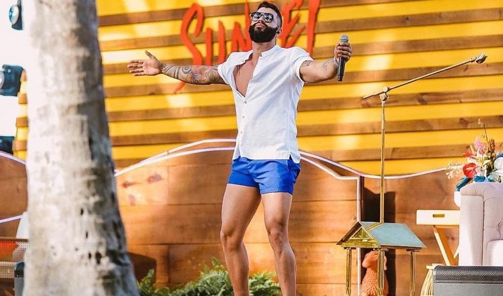 Gusttavo Lima explode em show, short apertado prende cantor e parte íntima acaba exposta a milhões: "Pesado"