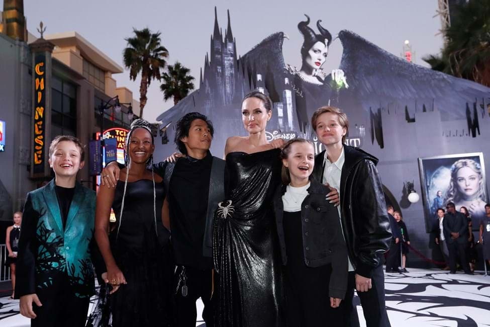 Angelina Jolie usa os filhos para saber da vida de Brad Pitt (Foto: Reprodução) Angelina Jolie usa os filhos para saber da vida de Brad Pitt (Foto: Reprodução)