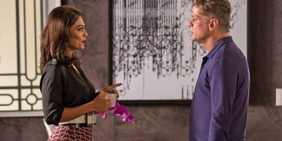 Carolina (Juliana Paes) se vinga de Arthur (Fábio Assunção) em Totalmente Demais (Foto: Fabiano Battaglin/Globo) Carolina (Juliana Paes) se vinga de Arthur (Fábio Assunção) em Totalmente Demais (Foto: Fabiano Battaglin/Globo)