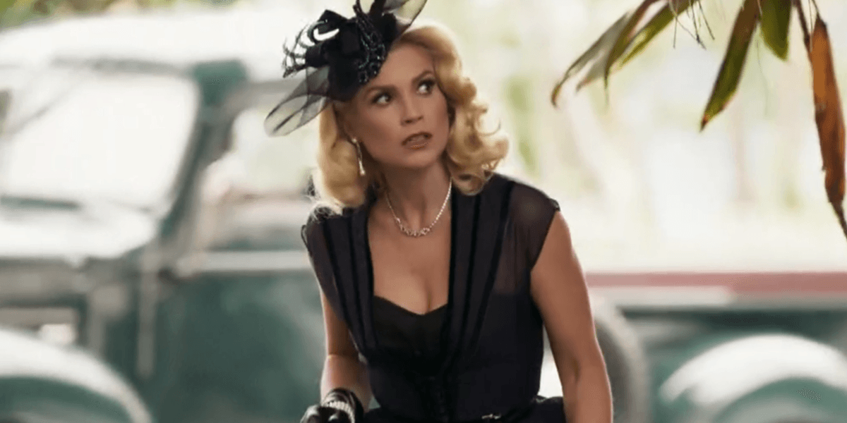 Sandra (Flávia Alessandra) foge da polícia após ter prisão decretada em Eta Mundo Bom (Foto: Reprodução/Globo) Sandra (Flávia Alessandra) foge da polícia após ter prisão decretada em Eta Mundo Bom (Foto: Reprodução/Globo)
