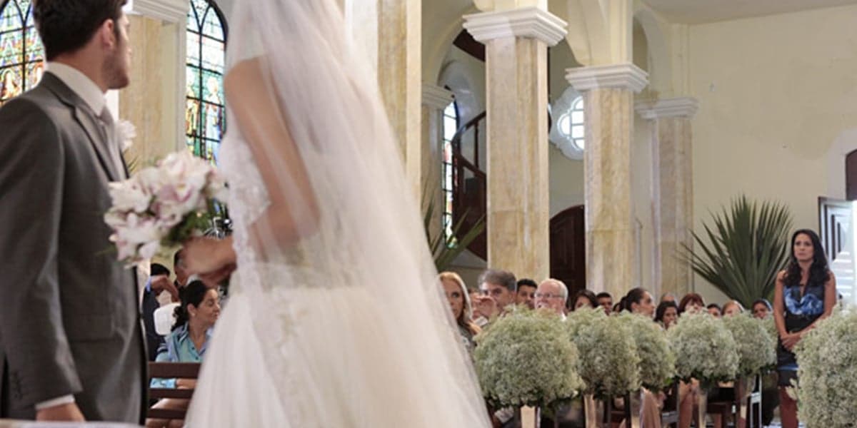 Zuleika (Juliana Knust) invade casamento de Amália (Sophie Charlotte) e Rafael (Marco Pigossi) (Foto: Reprodução/Globo) Zuleika (Juliana Knust) invade casamento de Amália (Sophie Charlotte) e Rafael (Marco Pigossi) (Foto: Reprodução/Globo)