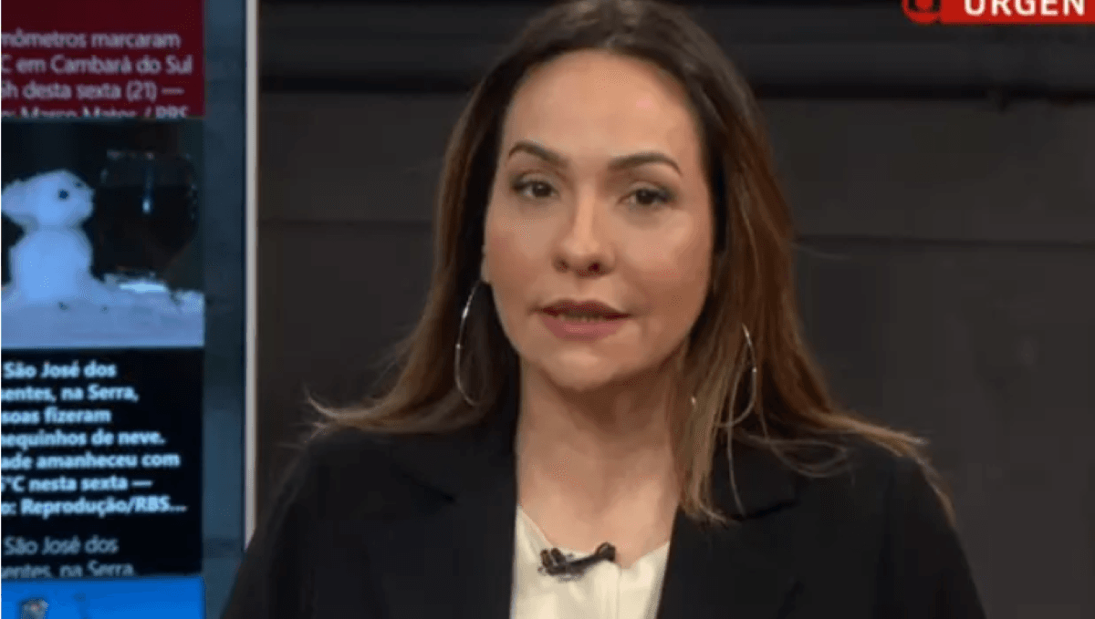 Maria Beltrão canta música do Latino na GloboNews (Foto: Reprodução)