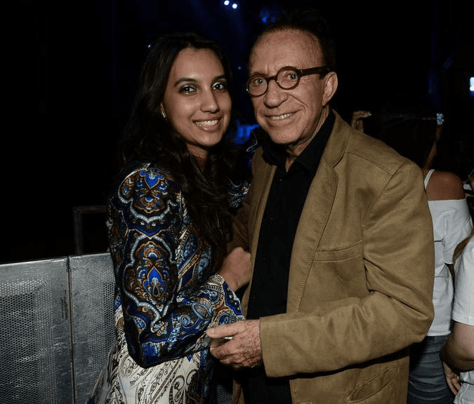 O humorista e sua namorada, 56 anos mais nova (Foto: reprodução) O humorista e sua namorada, 56 anos mais nova (Foto: reprodução)