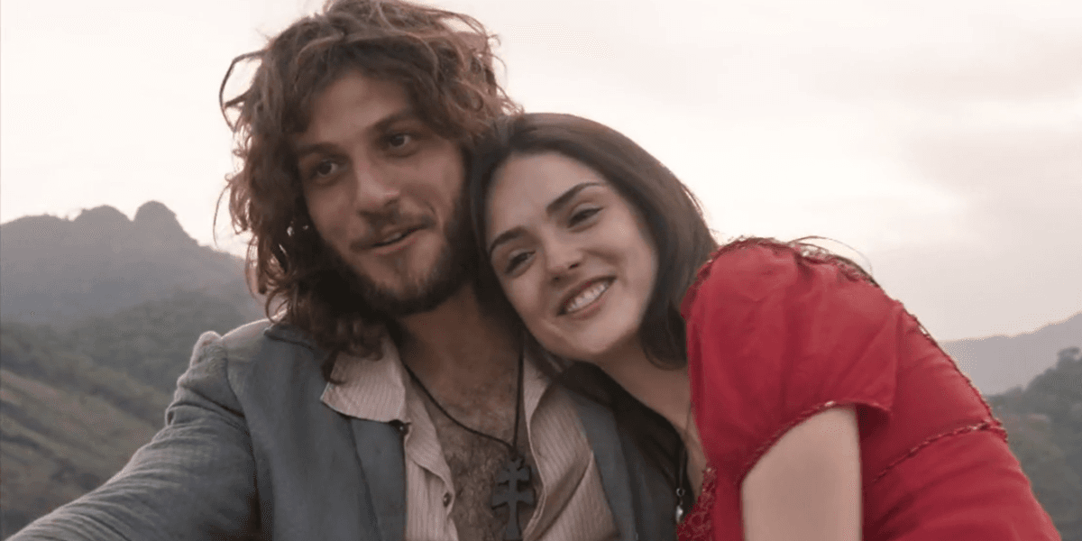 Chay Suede (Joaquim) e Anna (Isabelle Drummond) em cena do último capítulo de Novo Mundo: pior audiência final em cinco anos (Foto: Reprodução/Globo)