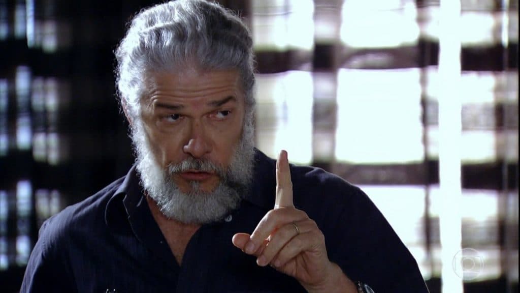 Pereirinha com o dedo apontado em cena da novela Fina Estampa Pereirinha com o dedo apontado em cena da novela Fina Estampa