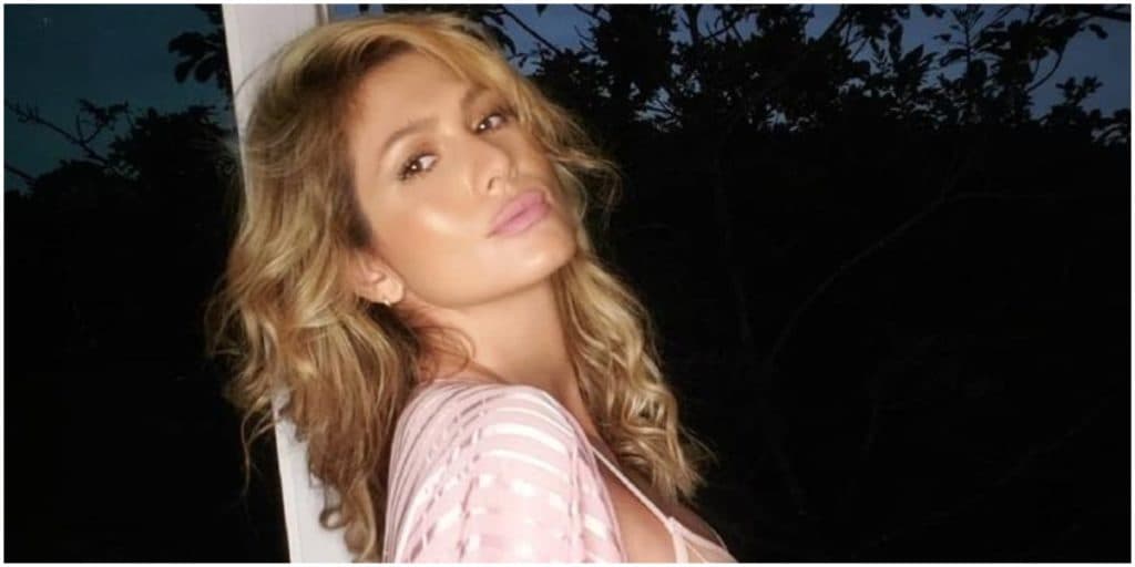 Lívia Andrade surge na cama de forma provocante e quase deixa escapar parte íntima: "Estou sem''