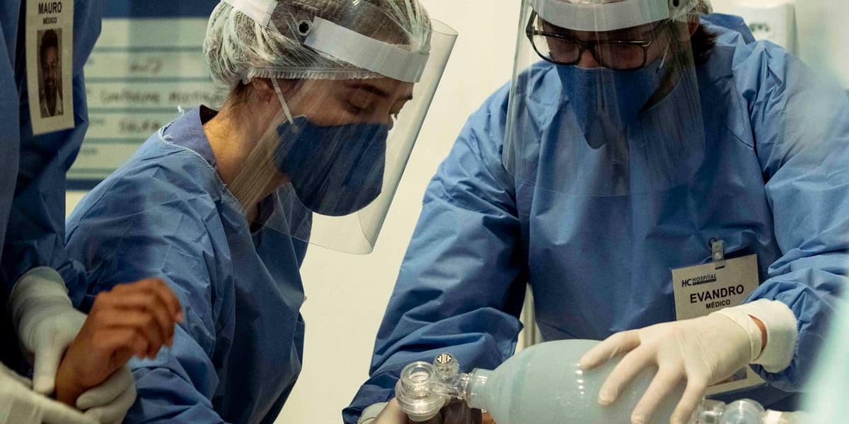 Mauro (David Junior), Carolina (Marjorie Estiano) e Evandro (Julio Andrade) atendem paciente no Hospital de Campanha cenográfico de Sob Pressão, montado nos Estúdios Globo (Foto: Globo/João Faissal) Mauro (David Junior), Carolina (Marjorie Estiano) e Evandro (Julio Andrade) atendem paciente no Hospital de Campanha cenográfico de Sob Pressão, montado nos Estúdios Globo (Foto: Globo/João Faissal)