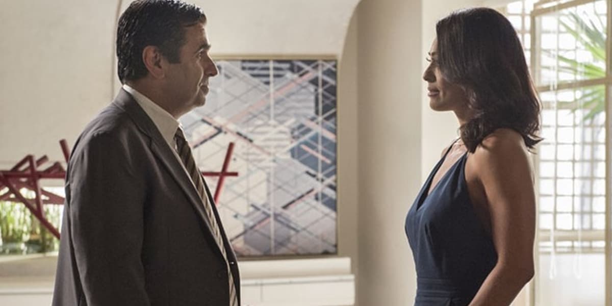 Hugo (Orã Figueiredo) pressiona Carolina (Juliana Paes) após descobrir podres em Totalmente Demais (Foto: Estevam Avellar/Globo) Hugo (Orã Figueiredo) pressiona Carolina (Juliana Paes) após descobrir podres em Totalmente Demais (Foto: Estevam Avellar/Globo)