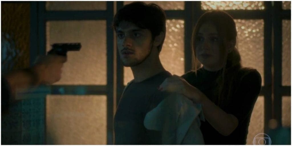 Totalmente Demais: Jonatas e Eliza se reencontram e viram alvo de bandido sob mira de revólver