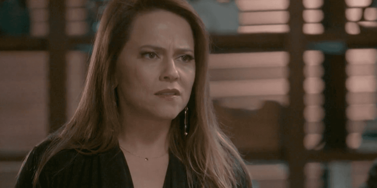 Lili (Vivianne Pasmanter) fará descoberta sobre mistério da morte da filha em Totalmente Demais (Foto: Reprodução/Globo) Lili (Vivianne Pasmanter) fará descoberta sobre mistério da morte da filha em Totalmente Demais (Foto: Reprodução/Globo)