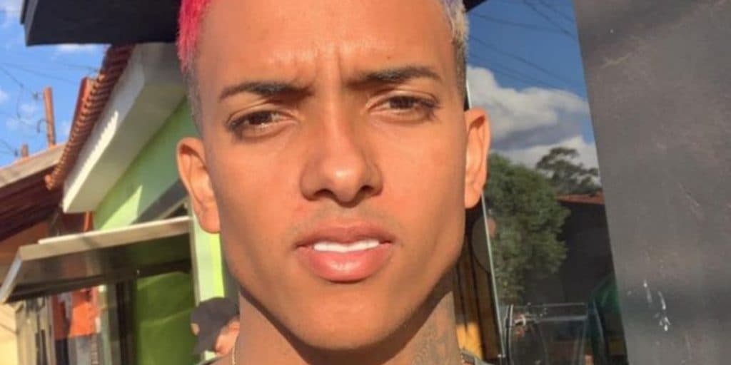MC Brinquedo sofre grave acidente de moto, fica com rosto todo enfaixado e fãs entram em desespero