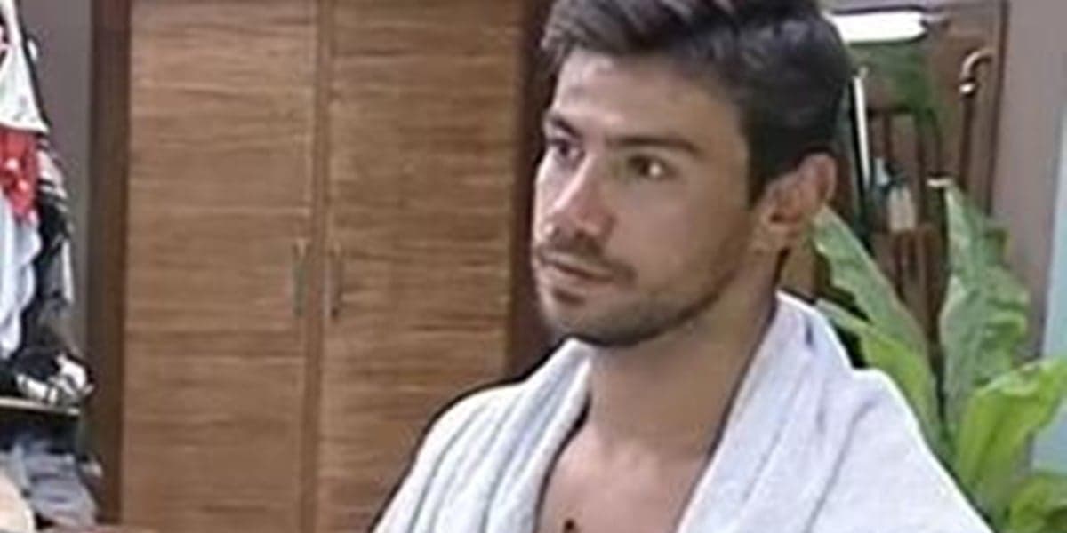 Mariano surgiu apenas de sunga na cozinha de A Fazenda e levou público ao delírio (Foto: Reprodução) Mariano surgiu apenas de sunga na cozinha de A Fazenda e levou público ao delírio (Foto: Reprodução)
