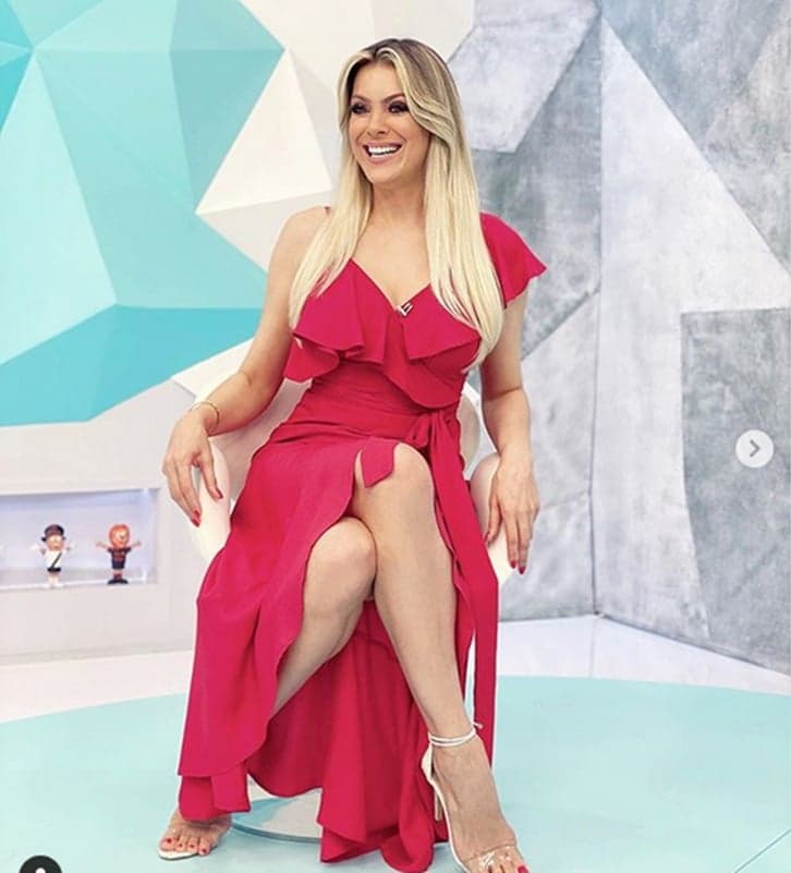 Renata Fan exibiu os seus pernões em foto (Imagem: Reprodução) Renata Fan exibiu os seus pernões em foto (Imagem: Reprodução)