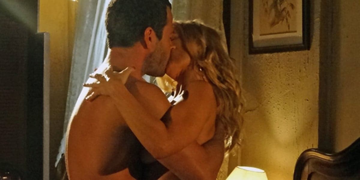 Quinzé (Malvino Salvador) e Teodora (Carolina Dieckmann) tem noite de amor em Fina Estampa (Foto: Reprodução/Globo) Quinzé (Malvino Salvador) e Teodora (Carolina Dieckmann) tem noite de amor em Fina Estampa (Foto: Reprodução/Globo)