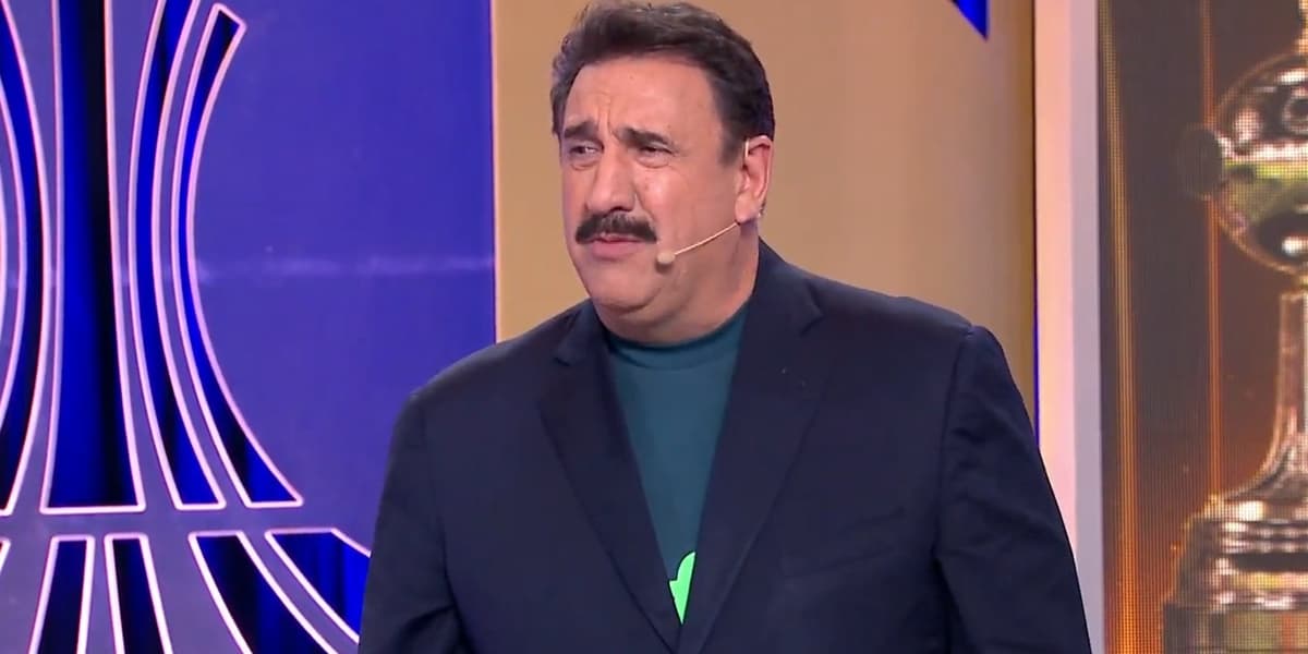 Ratinho durante participação na transmissão do jogo do Palmeiras pela Libertadores, que sofreu derrota na audiência no SBT (Foto: Reprodução/SBT)