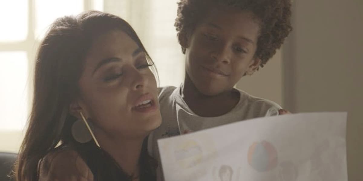 Carolina (Juliana Paes) e Gabriel (Ícaro Zulu) em cena de Totalmente Demais (Foto: Reprodução/Globo) Carolina (Juliana Paes) e Gabriel (Ícaro Zulu) em cena de Totalmente Demais (Foto: Reprodução/Globo)