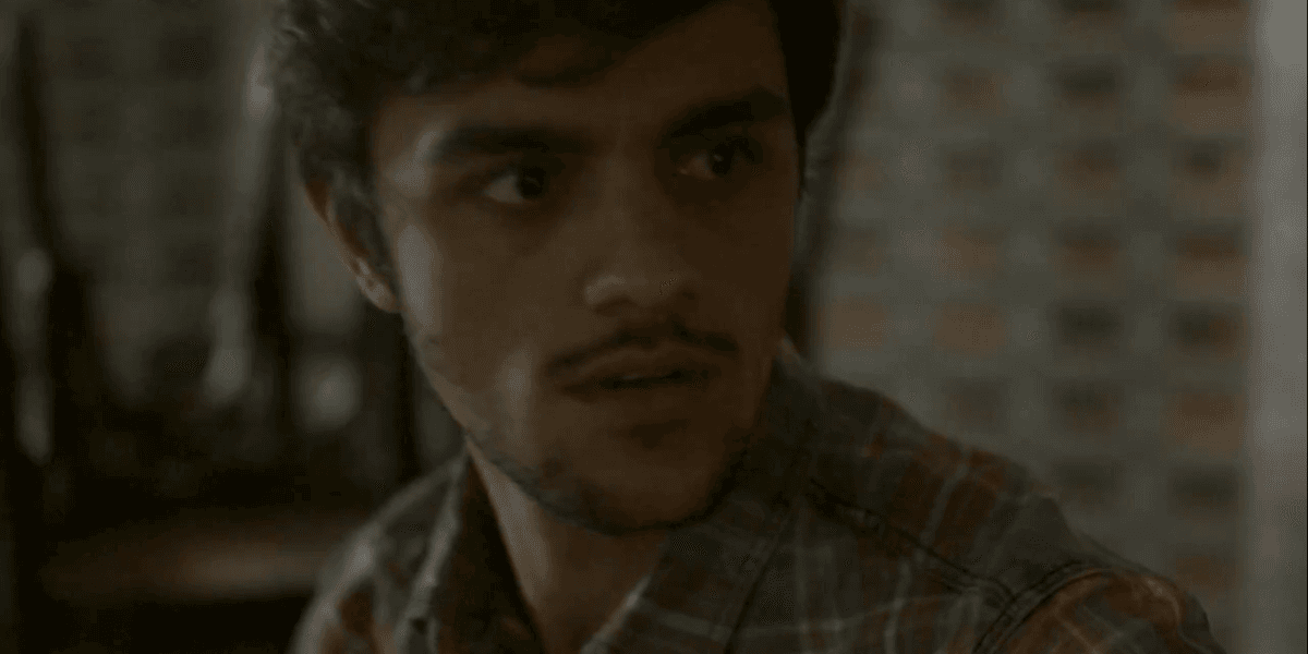 Jonatas (Felipe Simas) é esfaqueado ao tentar salvar Eliza (Marina Ruy Barbosa) em Totalmente Demais (Foto: Reprodução/Globo) Jonatas (Felipe Simas) é esfaqueado ao tentar salvar Eliza (Marina Ruy Barbosa) em Totalmente Demais (Foto: Reprodução/Globo)