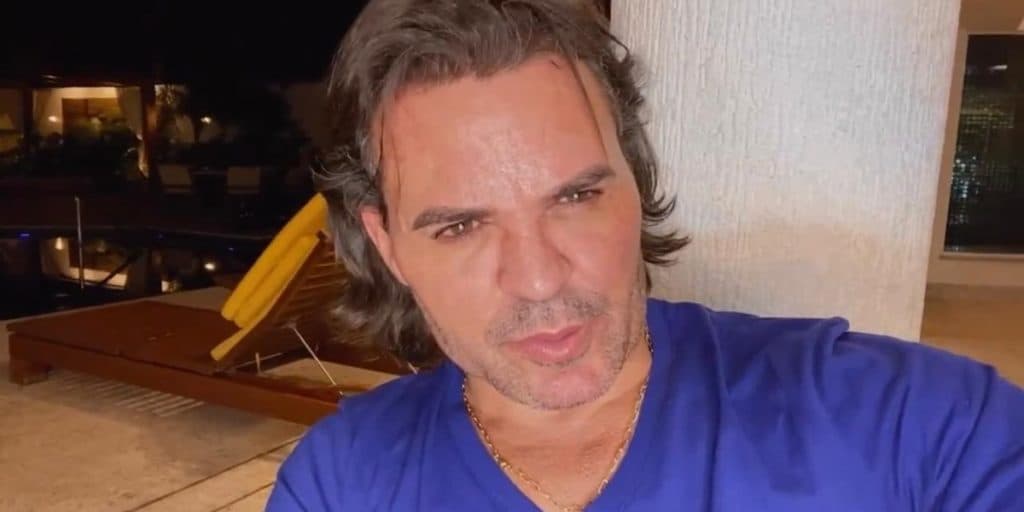 Eduardo Costa mostra volta por cima, exibe corpo sarado em público e "volume" na calça assusta: "Dei zoom"