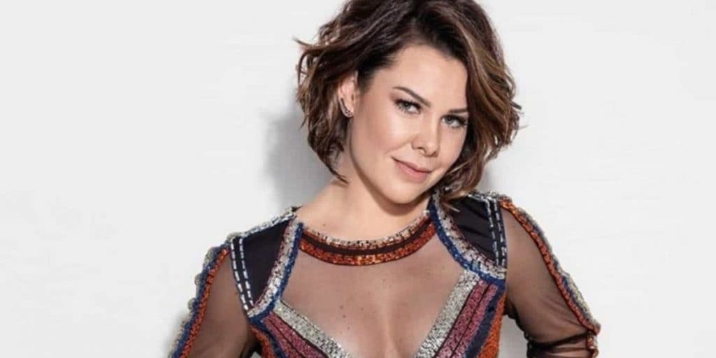 Fernanda Souza surge com decote generoso e chama atenção