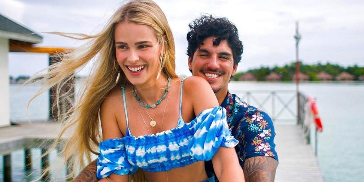 Gabriel Medina e Yasmin Brunet trocam declarações em publicação (Foto: Reprodução/Alex Postigo)