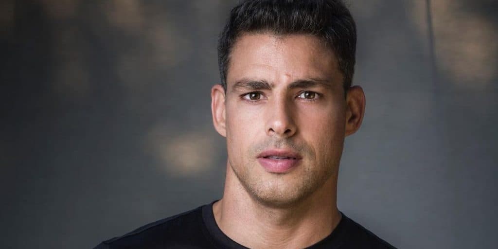 Cauã Reymond relembra infância: "Fui eleito o menino mais feio da turma"