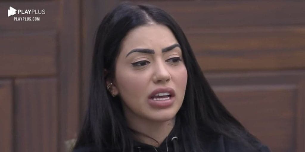 A Fazenda 12: MC Mirella tem recaída, se desmancha ao ver foto com o ex e faz declaração: "saudade"
