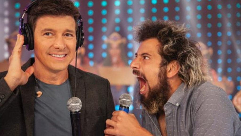 A Fazenda 12: Cartolouco, após traição ao vivo, se empolga e pede Luiza Ambiel em namoro