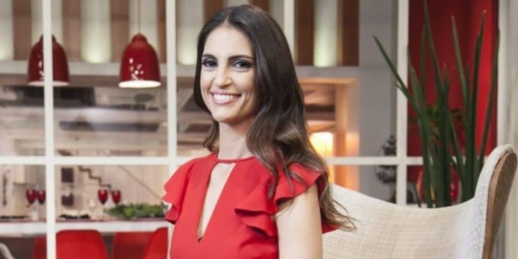 Chris Flores se torna o novo 'Chaves' de Silvio Santos em crise do SBT e assume 5 programas de uma vez
