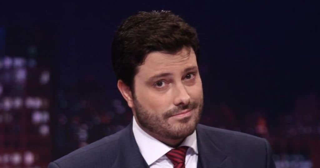 Danilo Gentili recebe notícia de processo dentro do camarim do SBT