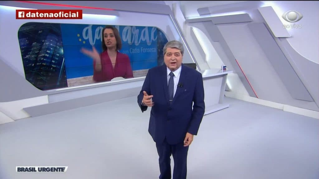 Datena abandona estúdio ao vivo, é incorporado por voz e assusta Catia Fonseca: "Sou seu pai"