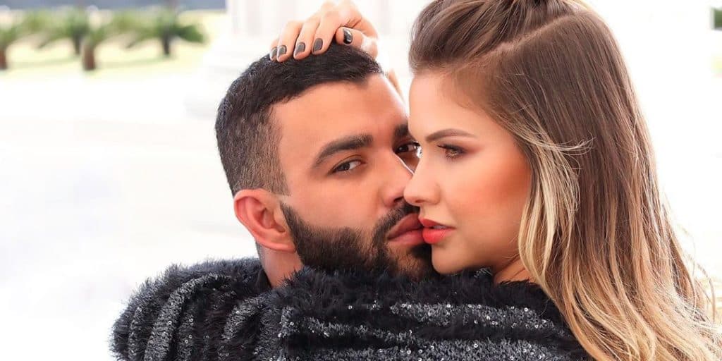 Andressa Suita e Gusttavo Lima são flagrados em carros iguais