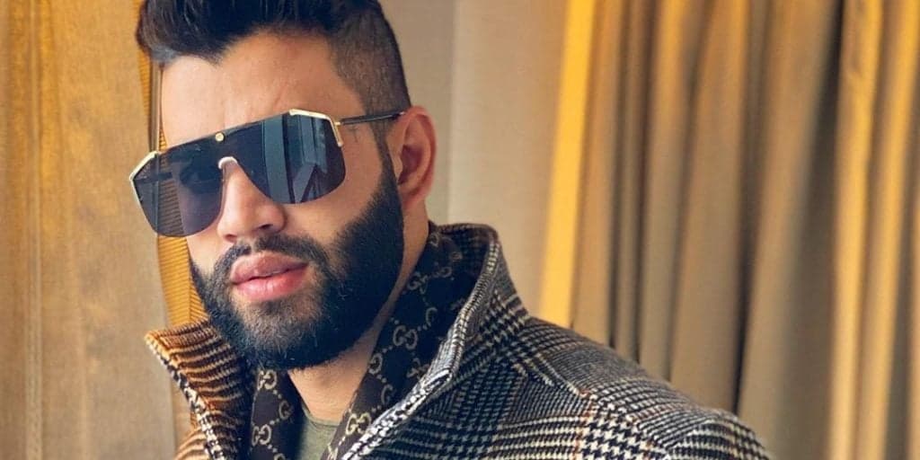 Gusttavo Lima surge feliz da vida e fãs reagem: "Sorriso de solteiro"