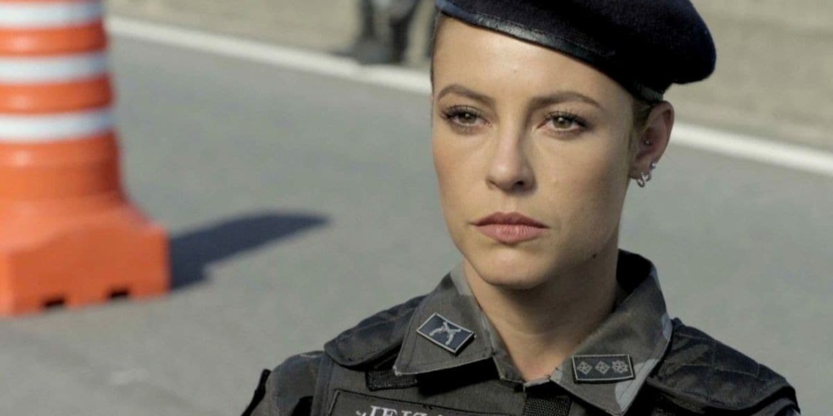 Jeiza fardada como policial na rua em cena de A Força do Querer Jeiza fardada como policial na rua em cena de A Força do Querer
