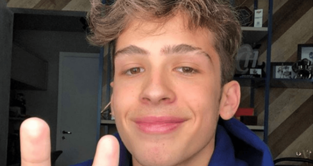 João Guilherme fica com o rosto 'deformado'