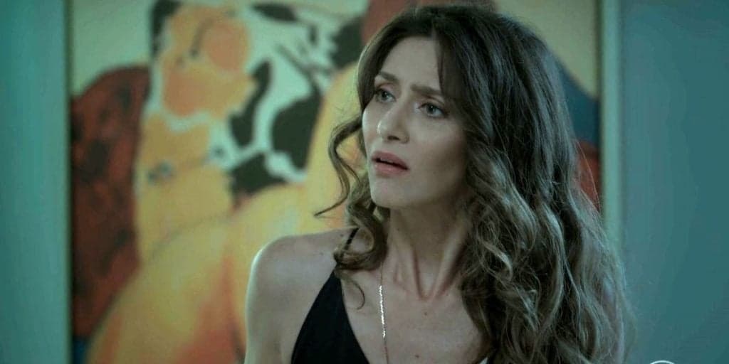 A Força do Querer - Simone entrega a Joyce que Ivana é homem que reage: "Camisa de força"