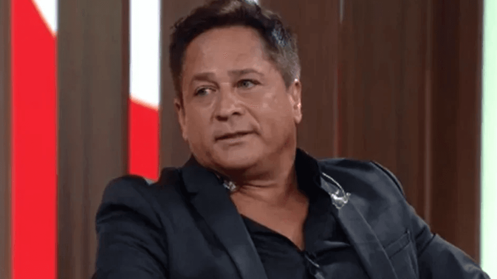 Leonardo divulga foto de criança e pede opiniões