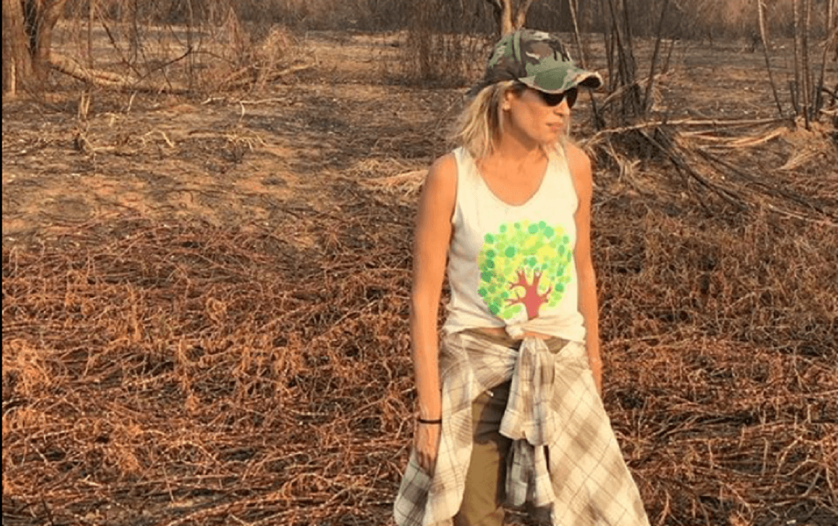 Luisa Mell andando no Pantanal (Foto: Reprodução)