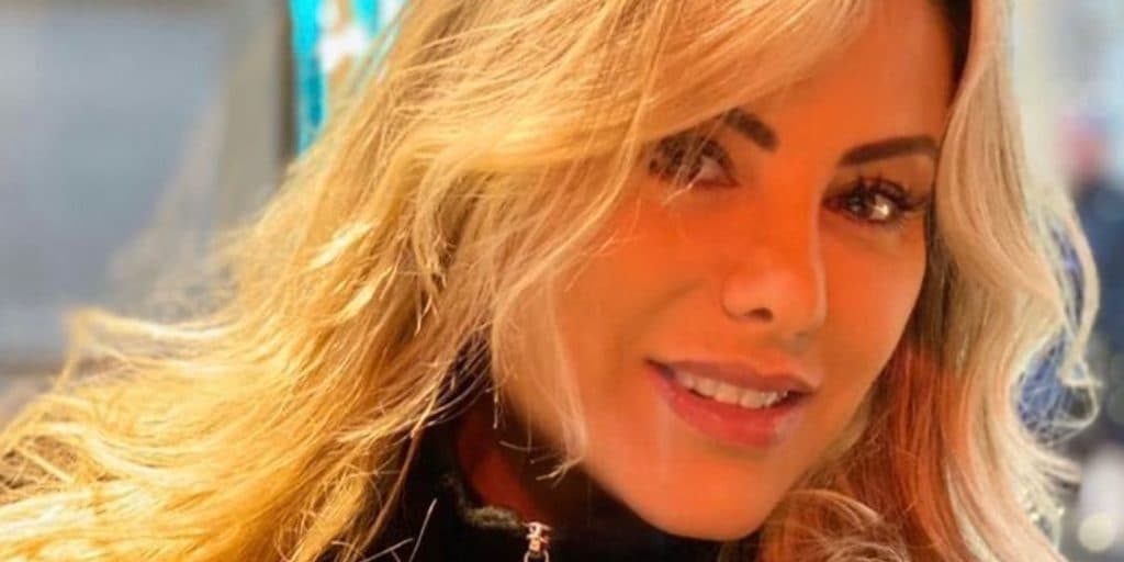 Poliana Rocha, esposa de Leonardo, é flagrada com calcinha fio dental e parte íntima explode: "Vazou"