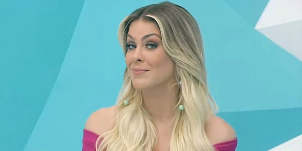 Renata Fan assusta público após foto ser divulgada e fãs entram em desespero: "Mudou de lado?"